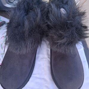 Women’s Faux Fur Trim Slip-On Winter Boots - Black